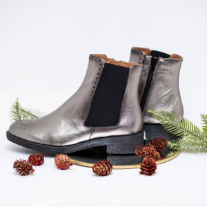 ✨ Christmas is calling... 🎄👢
Step into the magic of the season. ❄️🎁

 #CountdownToChristmas #shoes #ootdfashion #madeinspain #escoolers #womanshoes