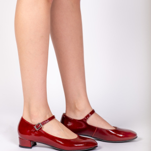 Jane Seren is back! In glossy burgundy or black patent leather 🍇🖤

#maryjaneshoes #escoolers #escoolersgirls